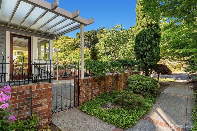 2449 43rd Avenue W, Seattle, WA 98199