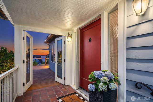 2449 43rd Avenue W, Seattle, WA 98199