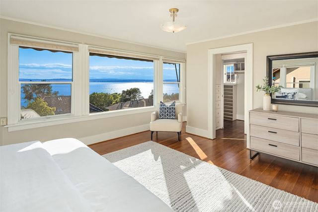 2449 43rd Avenue W, Seattle, WA 98199
