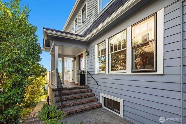 2449 43rd Avenue W, Seattle, WA 98199