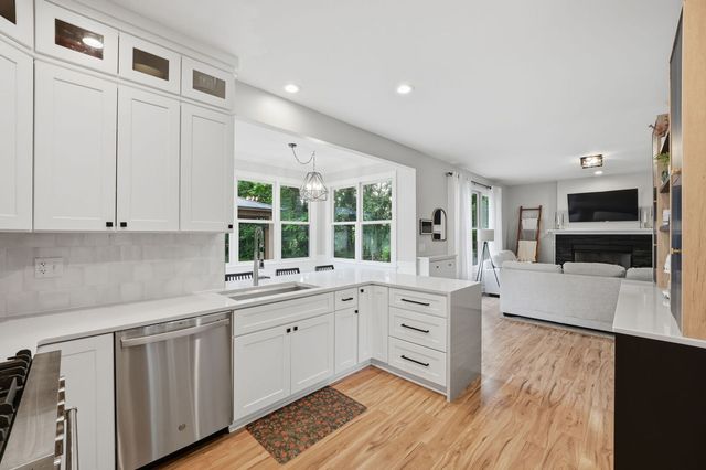 118 N 11th Avenue, St. Charles, IL 60174