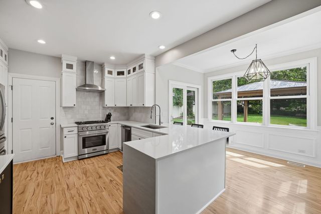 118 N 11th Avenue, St. Charles, IL 60174