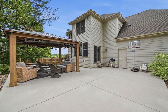 118 N 11th Avenue, St. Charles, IL 60174