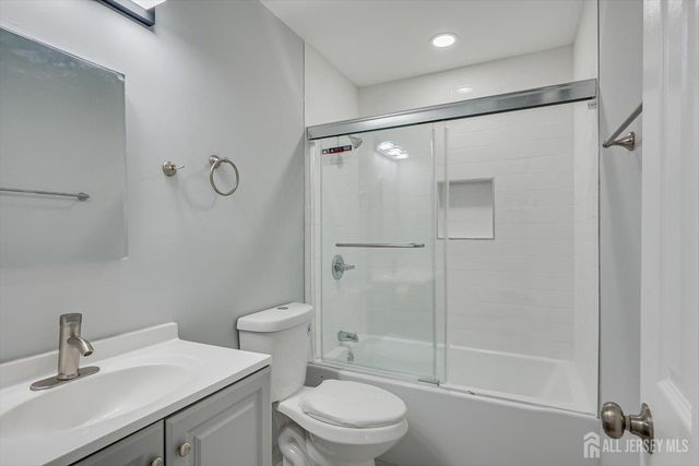 1213 N Oaks Boulevard N, North Brunswick, NJ 08902