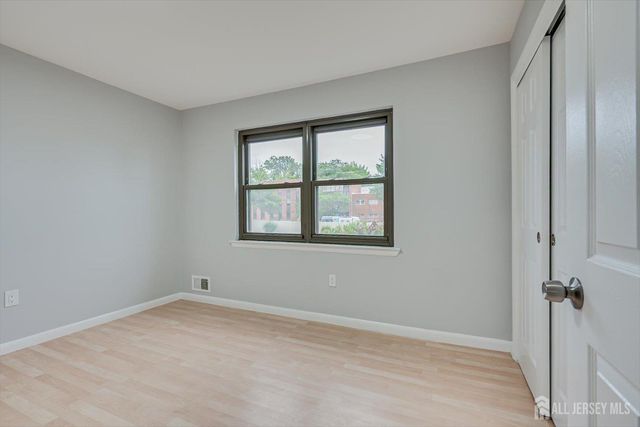 1213 N Oaks Boulevard N, North Brunswick, NJ 08902