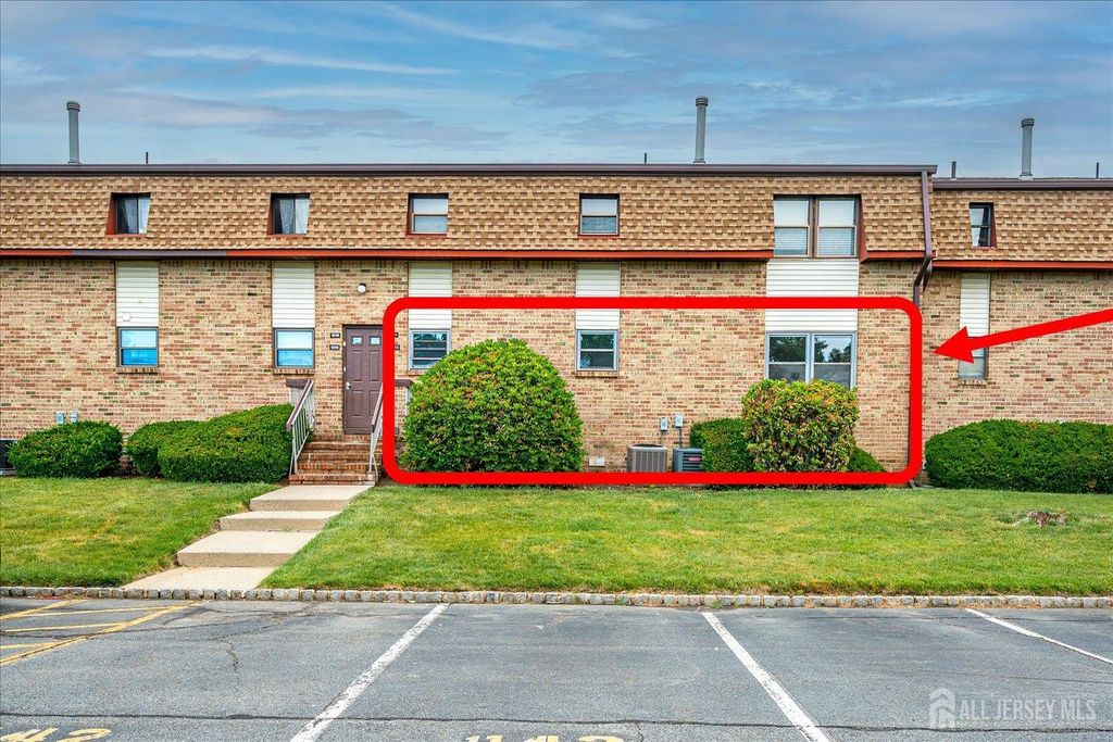 1213 N Oaks Boulevard N, North Brunswick, NJ 08902