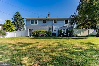 11 MANOR DR, Mechanicsburg, PA 17055