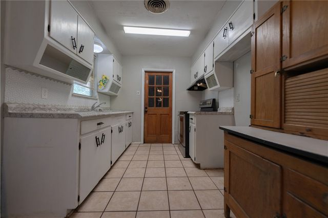 1719 Austin St, Portland, TX 78374