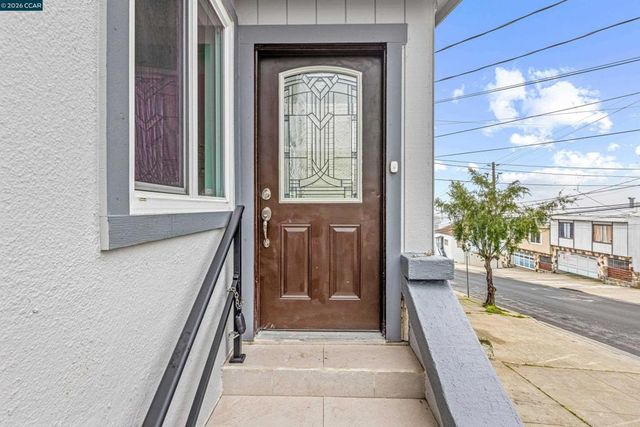 390 Guttenberg St, Daly City, CA 94014