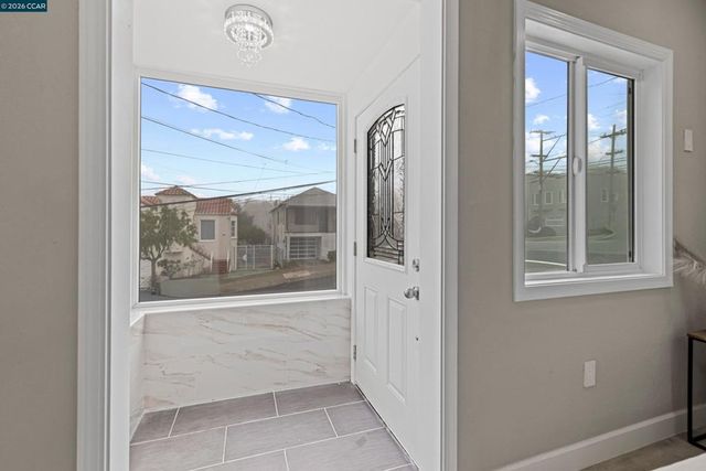 390 Guttenberg St, Daly City, CA 94014