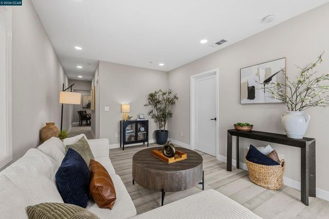 390 Guttenberg St, Daly City, CA 94014