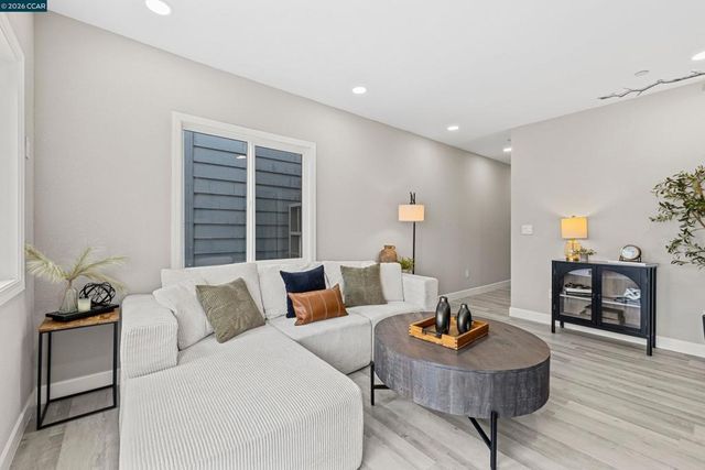 390 Guttenberg St, Daly City, CA 94014