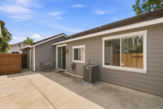 9389 Laguna Pointe Way, Elk Grove, CA 95758