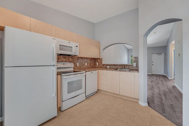 3810 N JOG Road 204, West Palm Beach, FL 33411