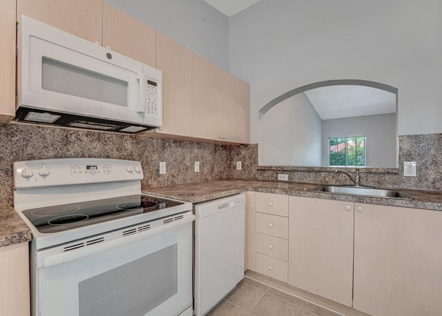 3810 N JOG Road 204, West Palm Beach, FL 33411