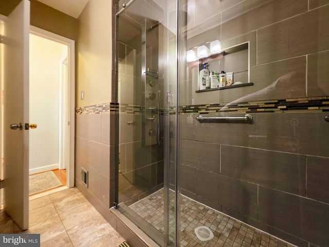 9910 KINGSBRIDGE DR, Fairfax, VA 22031