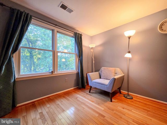 9910 KINGSBRIDGE DR, Fairfax, VA 22031