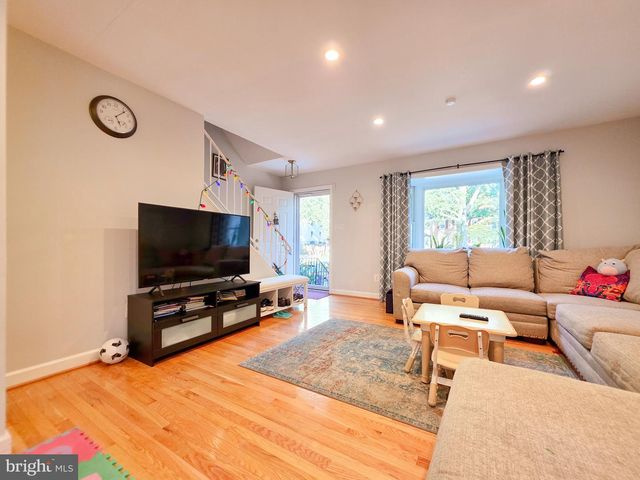 9910 KINGSBRIDGE DR, Fairfax, VA 22031