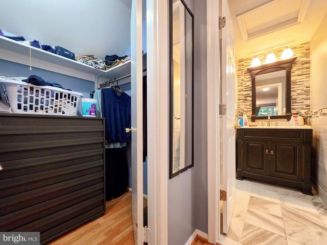 9910 KINGSBRIDGE DR, Fairfax, VA 22031