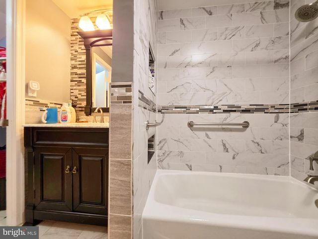 9910 KINGSBRIDGE DR, Fairfax, VA 22031