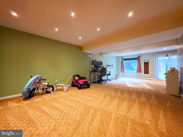 9910 KINGSBRIDGE DR, Fairfax, VA 22031