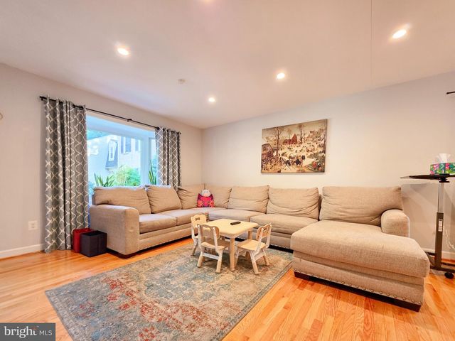 9910 KINGSBRIDGE DR, Fairfax, VA 22031