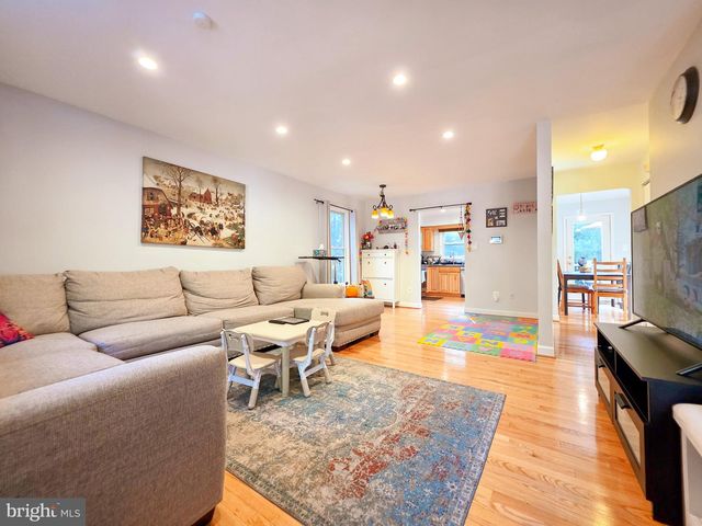 9910 KINGSBRIDGE DR, Fairfax, VA 22031