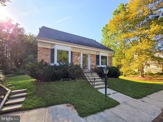 9910 KINGSBRIDGE DR, Fairfax, VA 22031