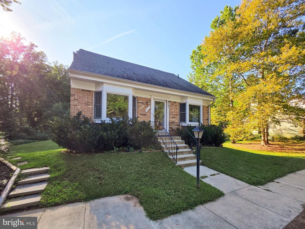 9910 KINGSBRIDGE DR, Fairfax, VA 22031