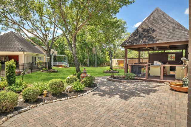 204 Oak Drive, Friendswood, TX 77546