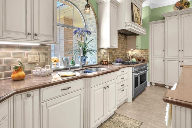 204 Oak Drive, Friendswood, TX 77546