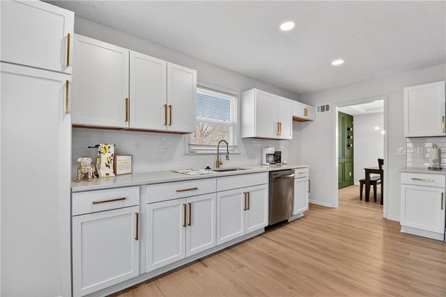 308 SE Richardson Place, Lee's Summit, MO 64063