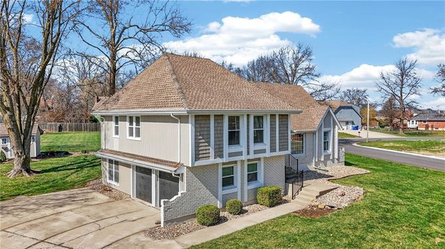 308 SE Richardson Place, Lee's Summit, MO 64063