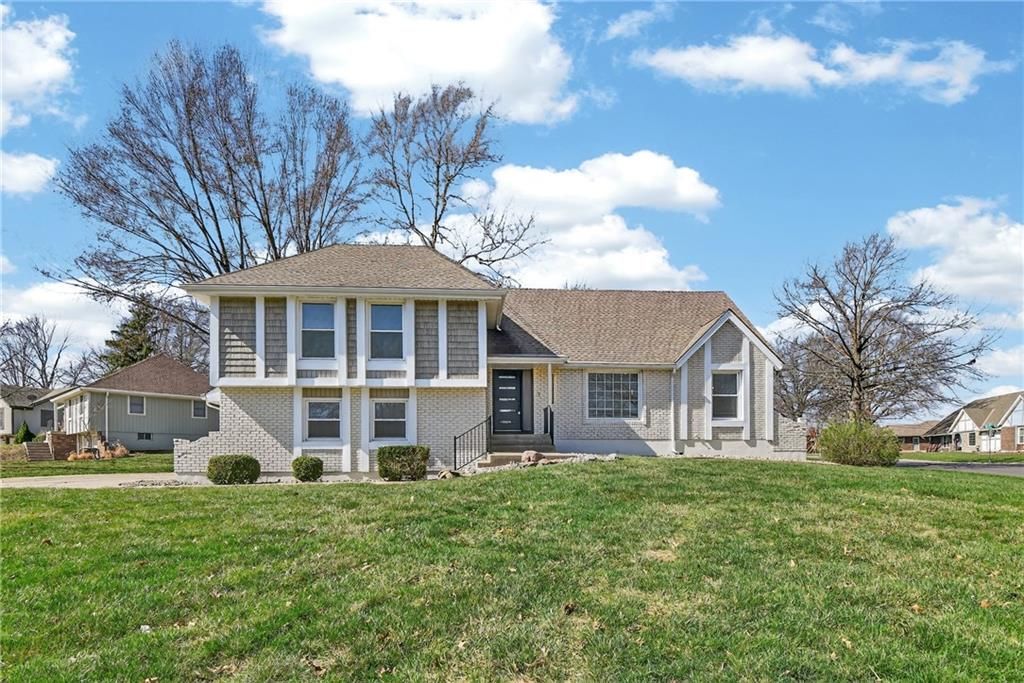 308 SE Richardson Place, Lee's Summit, MO 64063