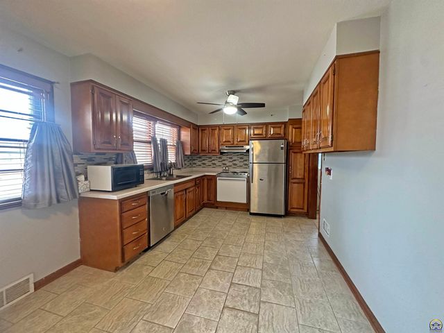 618 NE Grattan ST, Topeka, KS 66616