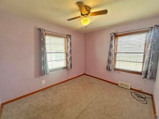 618 NE Grattan ST, Topeka, KS 66616