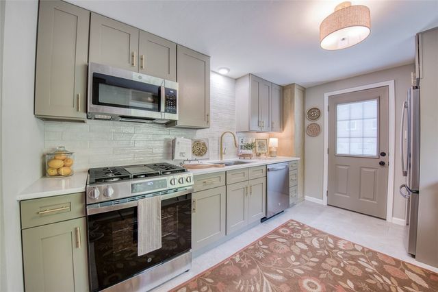 2661 Old Washington Rd, Upper St Clair, PA 15241