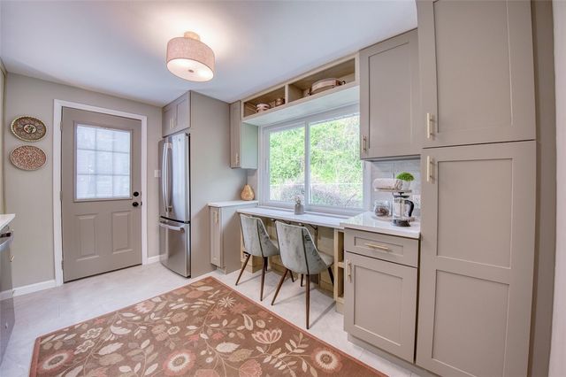 2661 Old Washington Rd, Upper St Clair, PA 15241