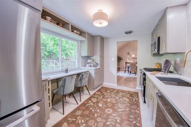 2661 Old Washington Rd, Upper St Clair, PA 15241