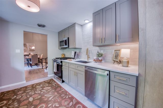 2661 Old Washington Rd, Upper St Clair, PA 15241