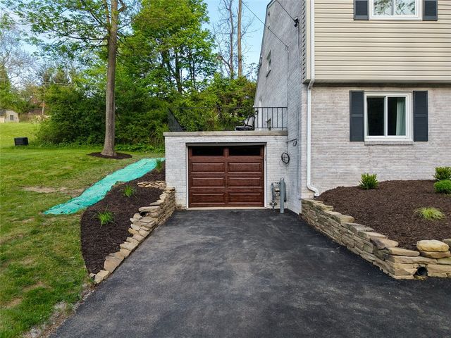 2661 Old Washington Rd, Upper St Clair, PA 15241