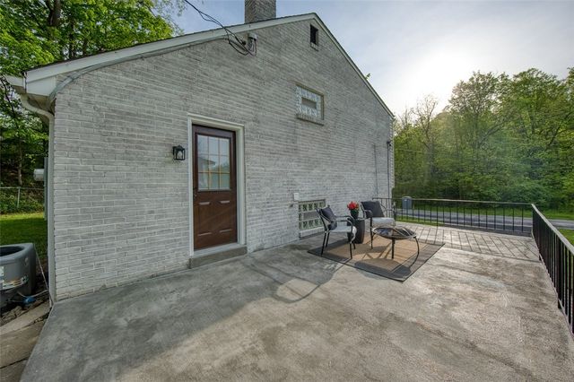 2661 Old Washington Rd, Upper St Clair, PA 15241