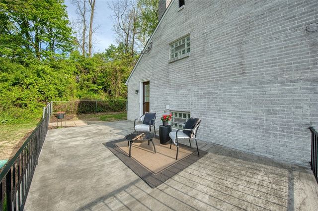 2661 Old Washington Rd, Upper St Clair, PA 15241