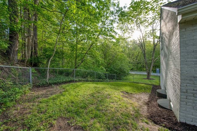 2661 Old Washington Rd, Upper St Clair, PA 15241