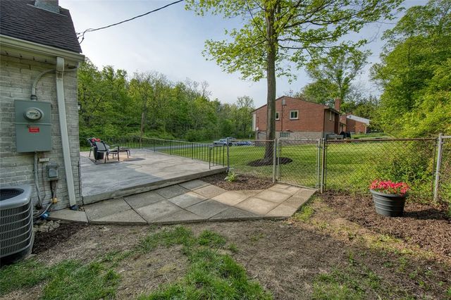 2661 Old Washington Rd, Upper St Clair, PA 15241