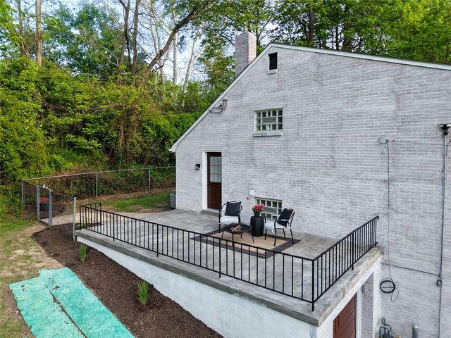 2661 Old Washington Rd, Upper St Clair, PA 15241