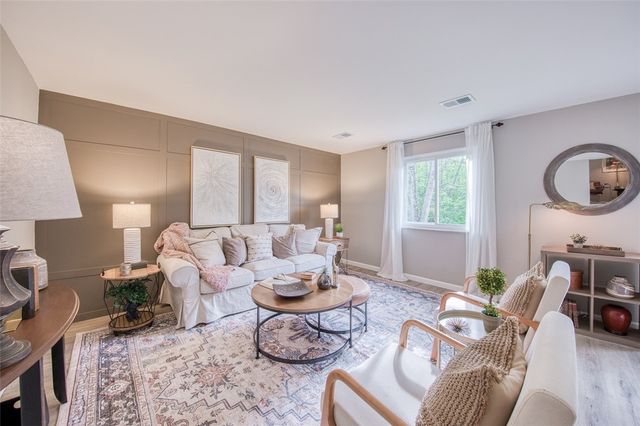2661 Old Washington Rd, Upper St Clair, PA 15241