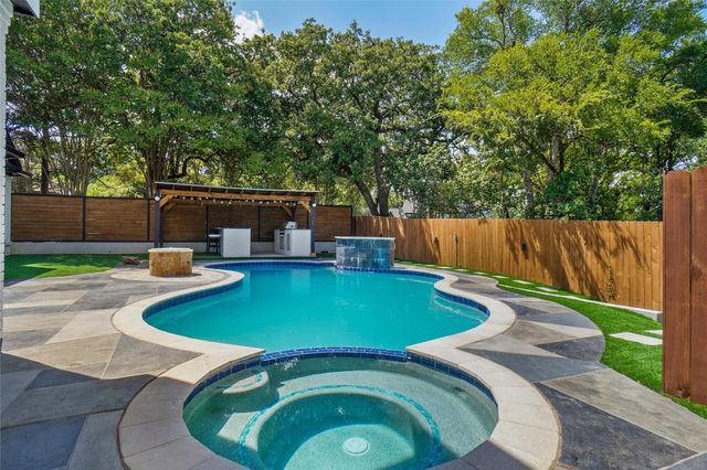 1002 Woodvale Court, Colleyville, TX 76034