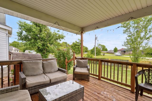 806 E Southridge Street, Nixa, MO 65714