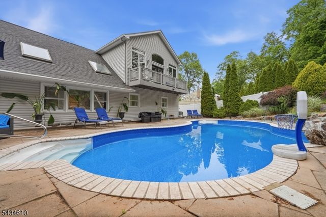 51 Cannonball Rd, Wanaque Boro, NJ 07465